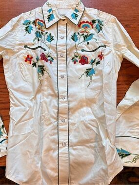 Rockmount Ranch Wear. 
Women's NWT
Embroidered Floral Western Button-Up Shirt.